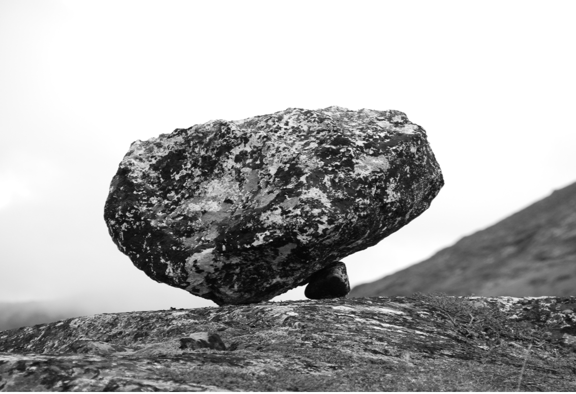 Naturbilde, stor stein oppå liten stein