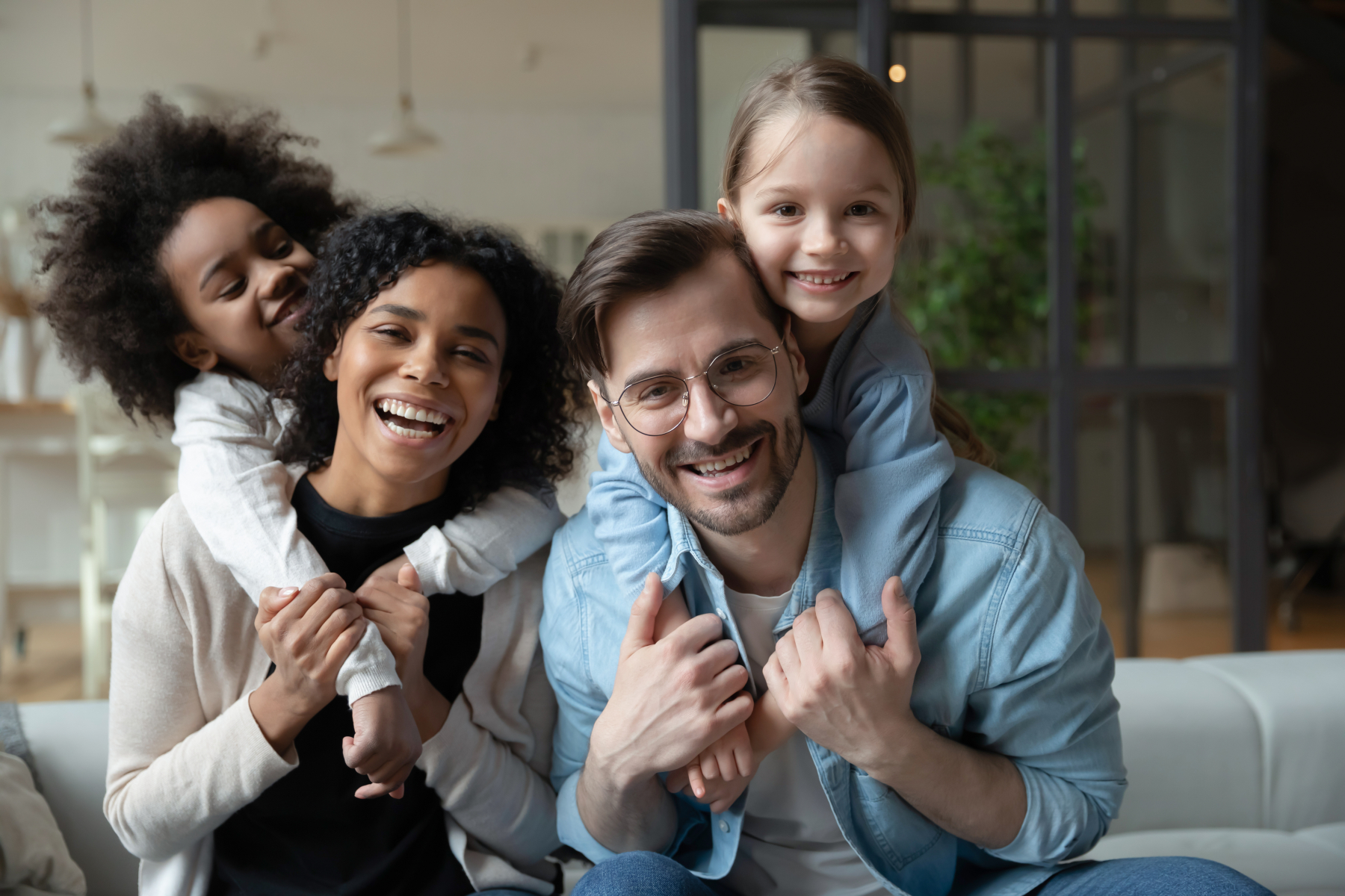 Illustrasjonsfoto. En familie med to voksne og to barn.