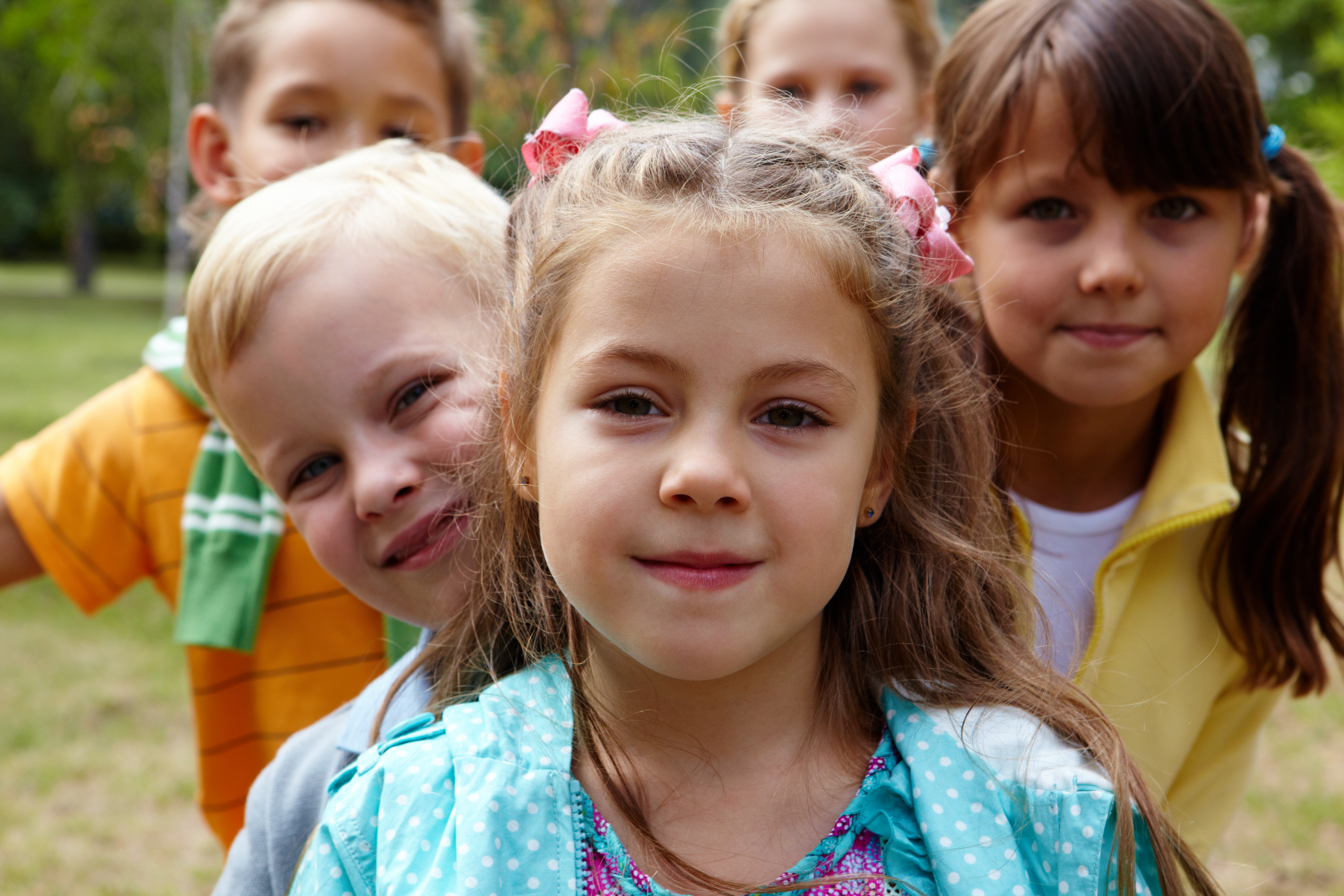 Illustrasjonsfoto. Happy group of children looking at the camera.