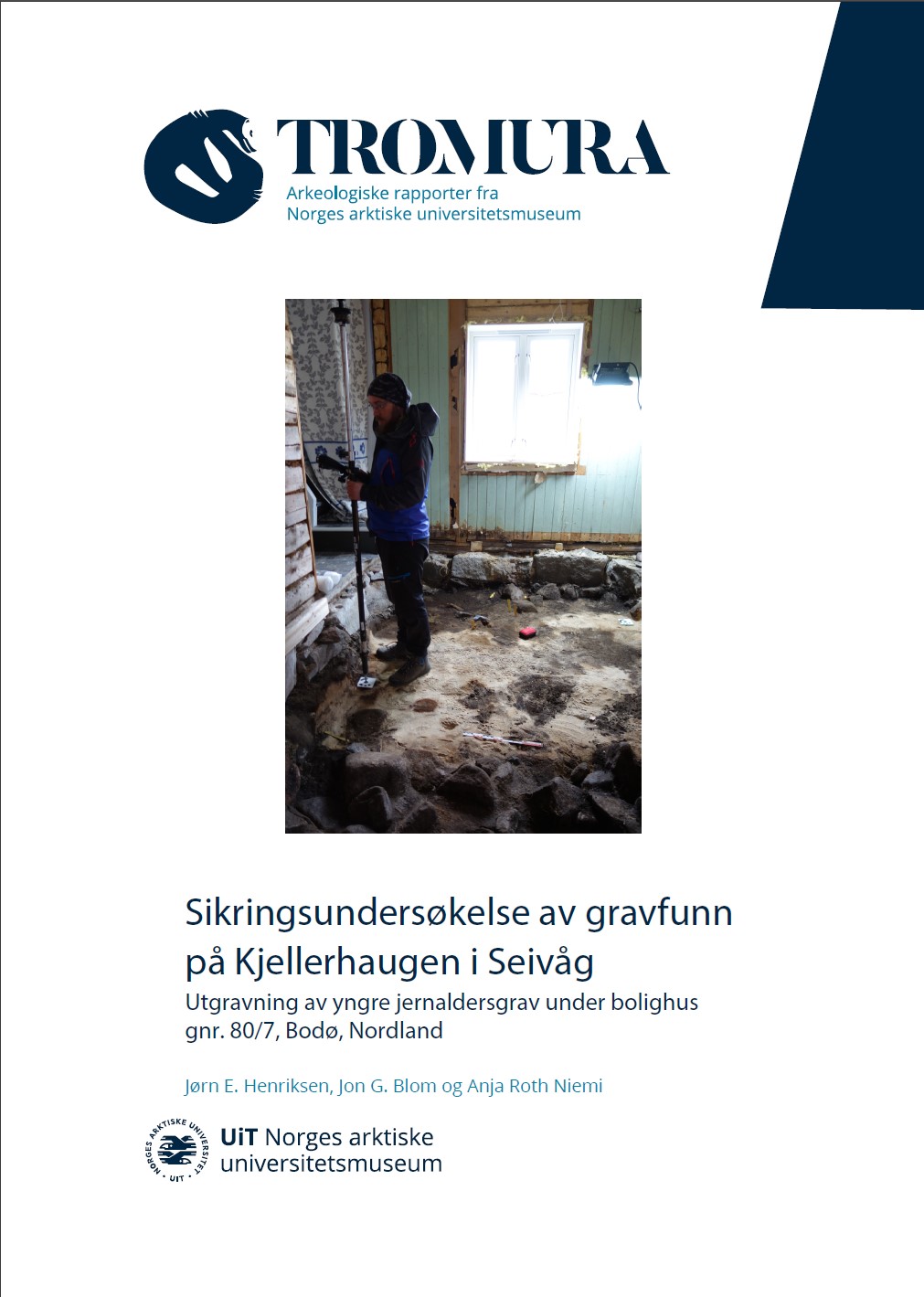 Forside Tromura-rapport med bilde av mann som driver innmåling i utgravningsområde