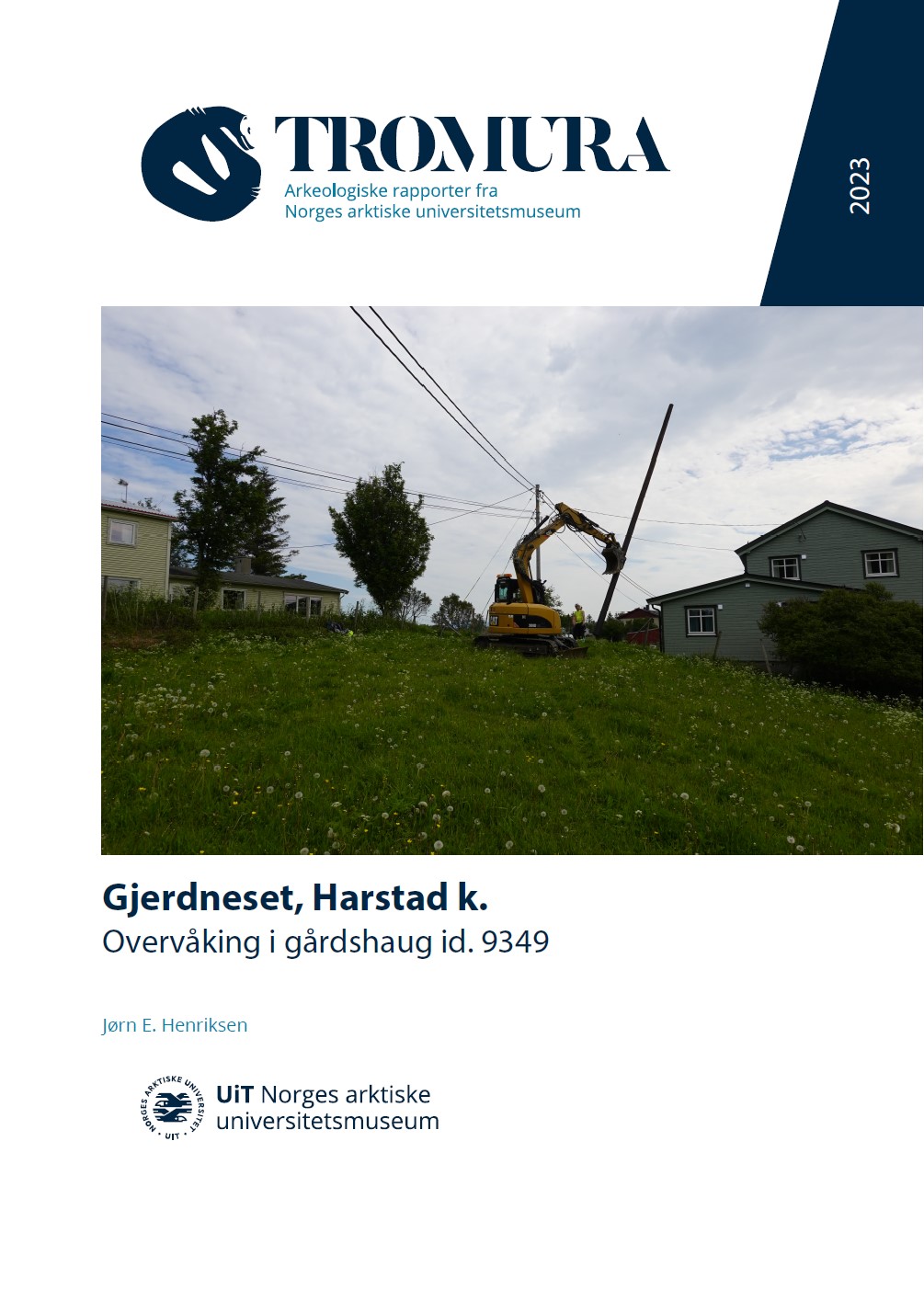 Forside rapport med gravemaskin på gårdshaugen
