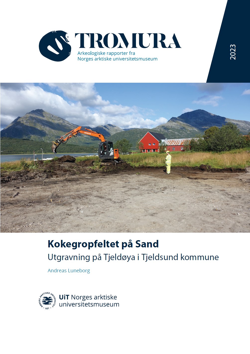 Forside rapport, gravemaskin, person som står med krafse, fjell og sjø i bakgrunn