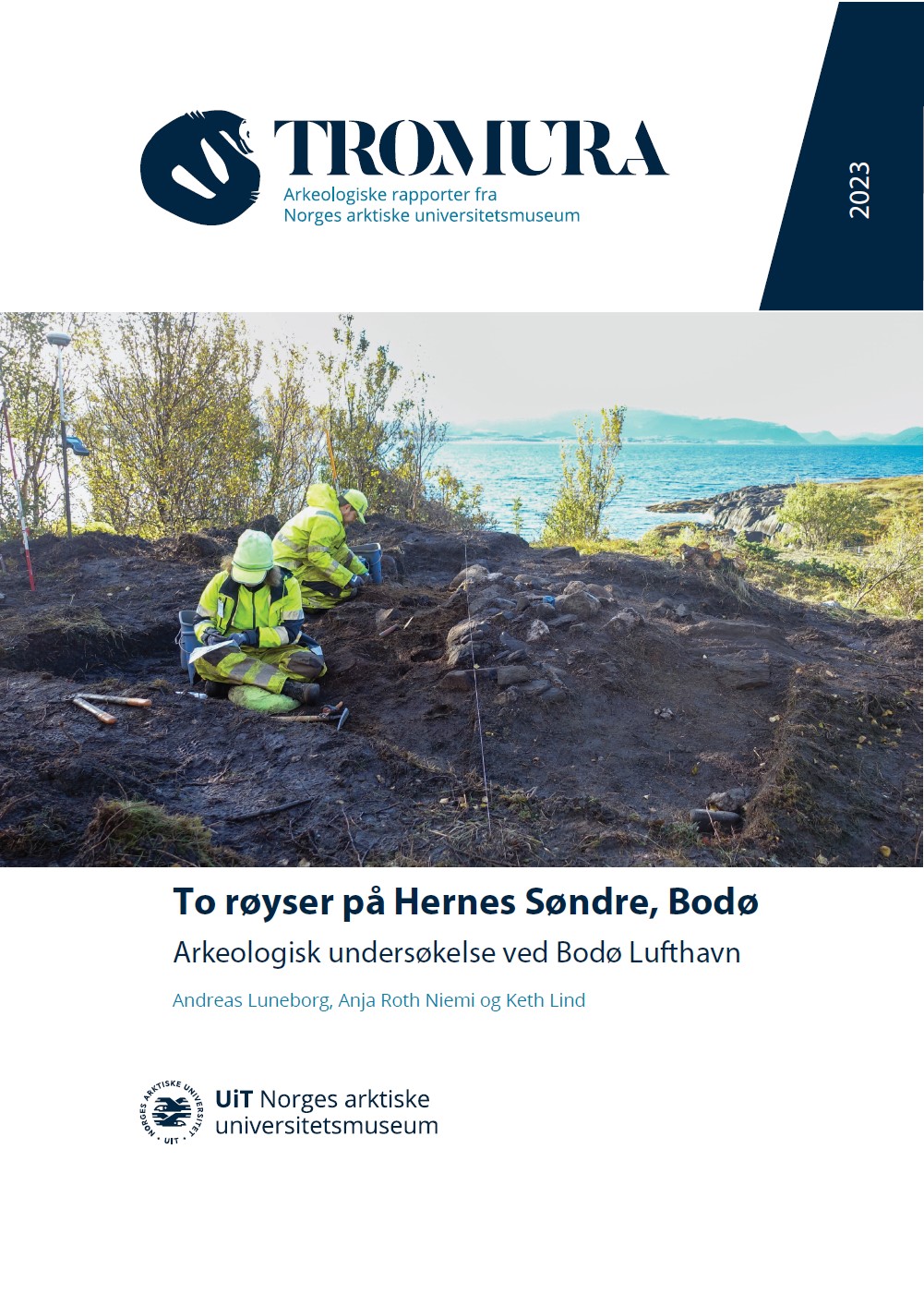 Forside rapport, to personer som holder på med utgravning, røys, hav i bakgrunnen