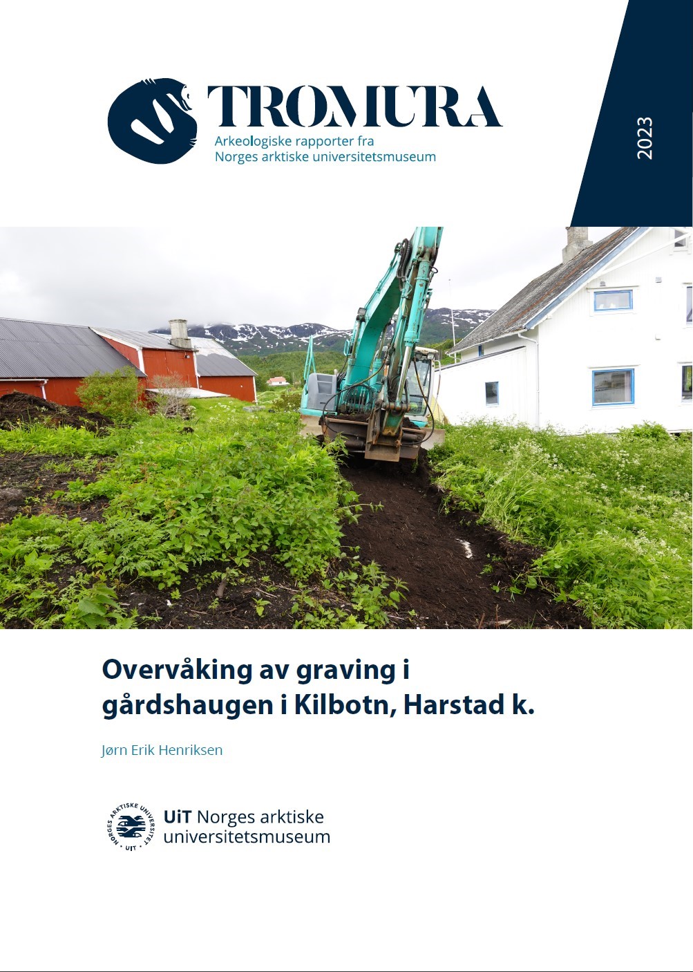 Forside rapport, gravemaskin som graer en grøft gjennom eng med ugress, hvitt hus og rød låve i bakgrunnen
