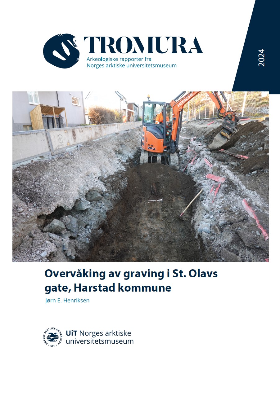 Forside rapport, gravemaskin som graver en grøft i veg, gjerde og bygninger på begge sider av grøfta