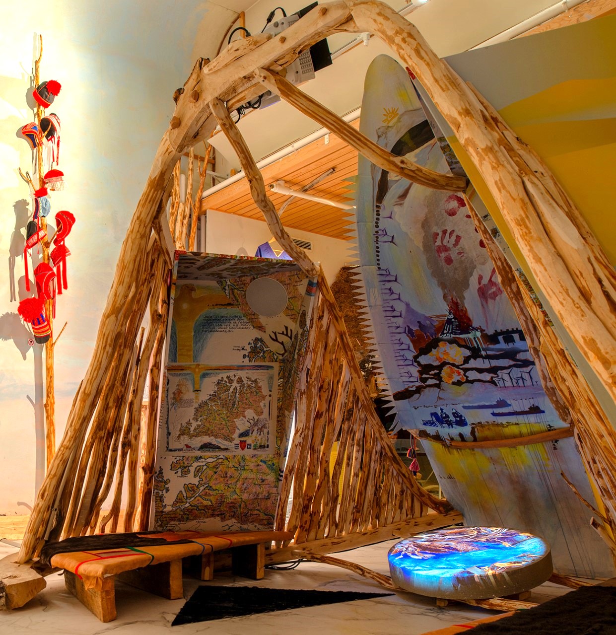 Fra utstillinga Rávdnji, samiske spor i Tromsøområdet med Joar Nango og Vuogas-gruppas bealljegoathi/buesperregamme og kunstverk av Anders Sunna, Katarina Spik Skum, Hans Ragnar Mathisen, Andreas Kühne, Polina Medvedeva, Elina Waage Mikalsen og Elin Anna Labba.